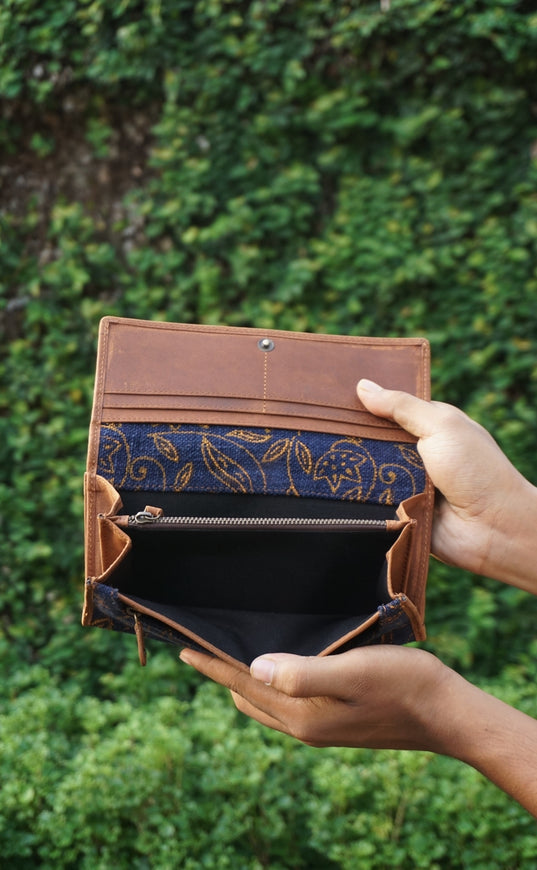 THE TRAVEL WALLET